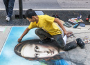 Straßenkünstler malt Mona Lisa