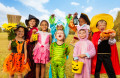 Kinder In Halloween Kostümen
