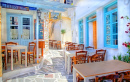 Straßenrestaurant in Paros, Griechenland