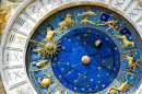 Antike Uhr, San Marco Platz in Venedig