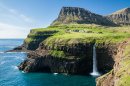 Wasserfall auf den Färöer-Inseln
