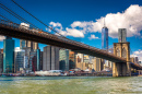 Die Brooklyn Bridge und Manhattan Horizont