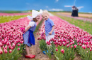 Holländische Kinder in einem Tulpenfeld