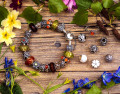 Silbernes Armband mit Blumen