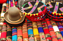 Bunte Stoffe auf dem Markt in Peru