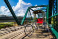 Dreirad auf einer Holzbrücke