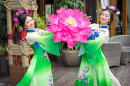 Chinesische Mädchen in traditionellen Kleidern