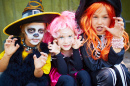 Mädchen in Halloween-Kostümen