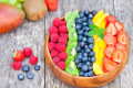 Bunte Früchte und Beeren