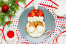 Weihnachts-Pfannkuchen mit Erdbeeren und Sahne