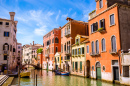 Schmaler Kanal mit Gondeln in Venedig