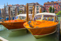 Boote am Pier in Venedig