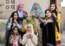 Omanische Mädchen in traditioneller Kleidung