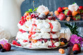 Pavlova mit Beeren