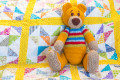 Teddy Bear auf einer Patchwork-Decke