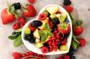 Salat mit frischen Früchten und Beeren