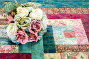 Seidenblumen auf einem Vintage Quilt