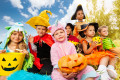 Kinder in bunten Halloween-Kostümen