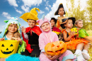 Kinder in bunten Halloween-Kostümen