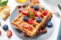 Leckere Waffeln mit Beeren