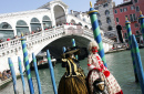 Rialtobrücke in Venedig während des Karnevals
