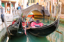 Gondeln auf dem Kanal in Venedig