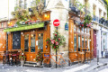Pariser Café dekoriert für Weihnachten