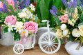 Blumen und weißes Fahrrad