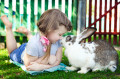Mädchen mit einem Kaninchen
