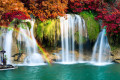 Wasserfall im Herbstwald