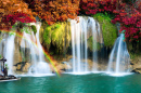 Wasserfall im Herbstwald