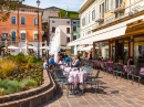 Straßencafé in Desenzano del Garda, Italien