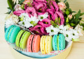 Blumen und Macarons