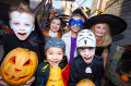 Kinder in Halloween-Kostümen