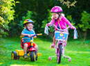 Kinder auf Fahrrädern im Park