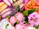 Blumenarrangement mit französischen Macarons