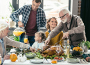 Familie feiert Thanksgiving