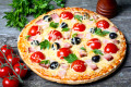 Pizza mit Speck, Oliven und Tomaten