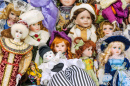 Alte Puppen auf dem Flohmarkt