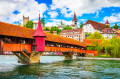 Kapellenbrücke und See in Luzern, Schweiz