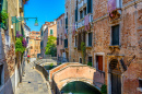 Schmaler Kanal mit Brücken in Venedig