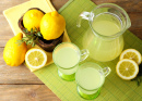 Zitronensaft und Zitronenscheiben
