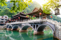 Alte Brücke und Stadt von Fenghuang, China
