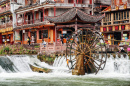 Wasserrad in Fenghuang, China