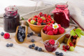 Frische Beeren und Marmelade