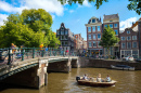 Kanal mit Booten in Amsterdam