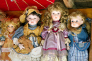 Antike Puppen auf dem Dachboden