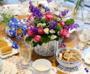 Tischdekoration mit Blumengesteck