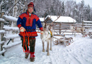 Samischer Mann mit Rentier in Lappland