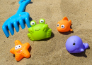 Plastikspielzeug am Strand